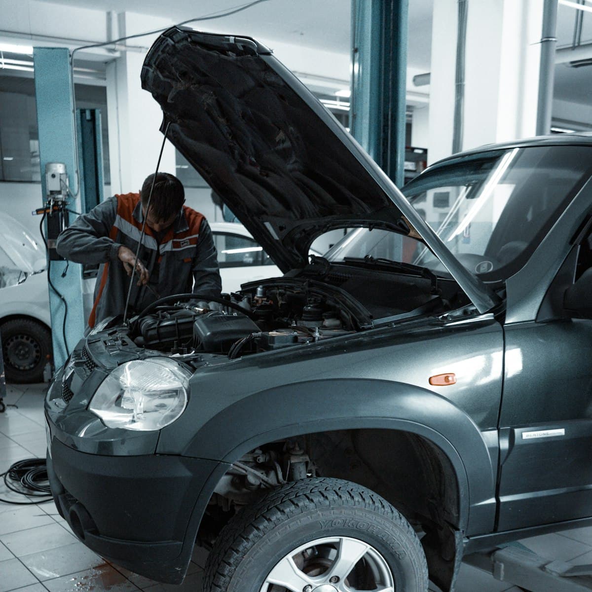 Carro elevado na oficina da Mecânica do Wolve